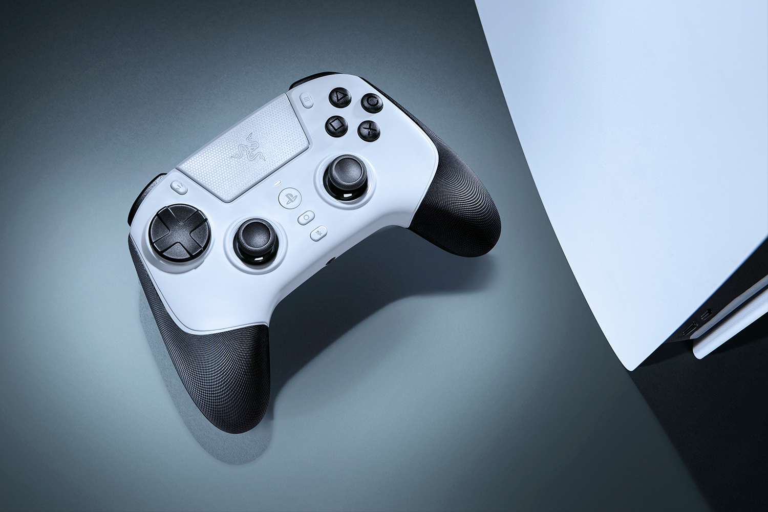 https___medias-p1.phoenix.razer.com_sys-master-phoenix-images-container_h63_h5e_9979055407134_251023-raiju v3-pro-white-2-1500x1000-3