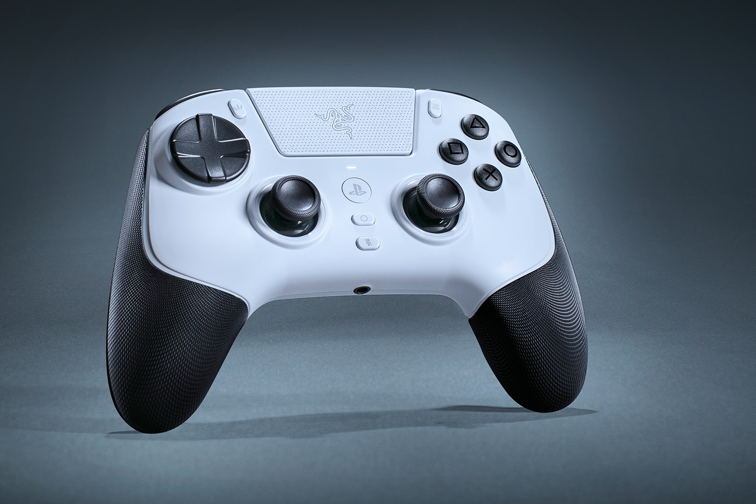 https___medias-p1.phoenix.razer.com_sys-master-phoenix-images-container_hcb_h61_9979055308830_251023-raiju v3-pro-white-2-1500x1000-1